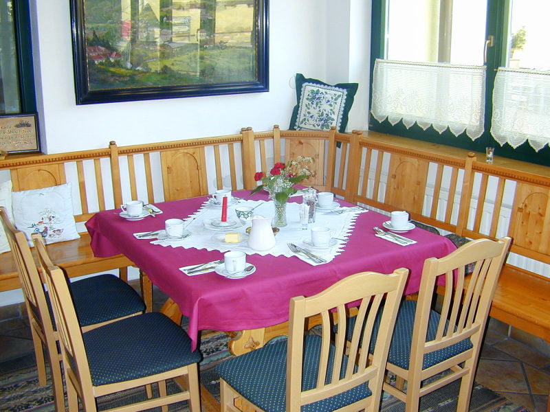 Datei:SH Jogeltisch1.jpg