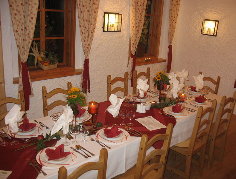 Datei:Dorfwirtshaus Tisch.jpg