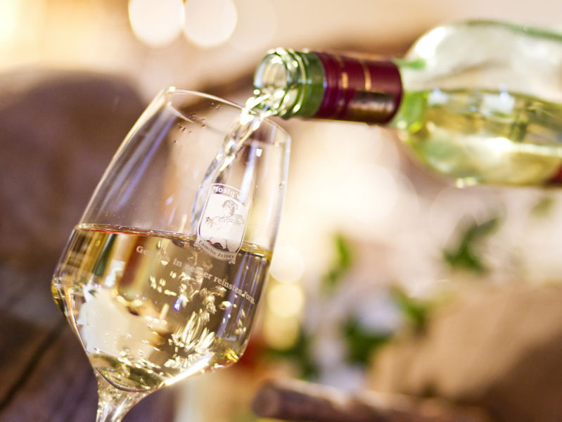 Datei:Most einschenken Zeiner.jpg