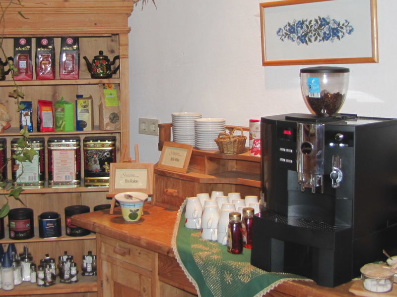 Datei:SH Frühstück Tee- Kaffeeecke.jpg