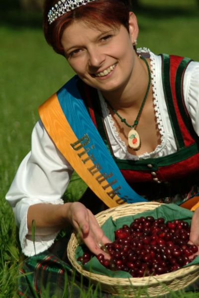 Datei:Dirndlkönigin Früchte.jpg