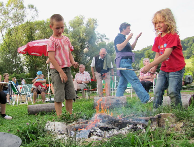 Datei:KInder und Steckerlbrot.jpg